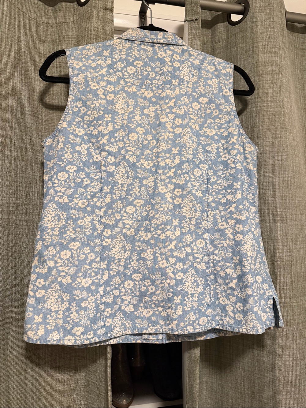 Liz Claiborne Blue and White Floral Button-Up Shirt - Picture 3 of 3